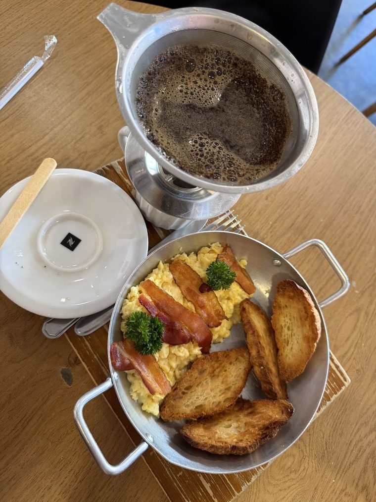Café da manhã na panelinha, com coador de café.