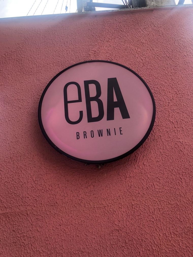 Placa luminosa da Eba Brownie na parede rosa.